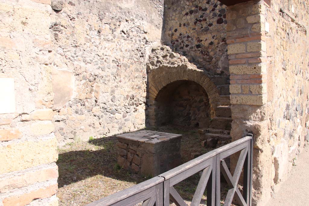 VII.4 Herculaneum. September 2019.
Looking towards north end from entrance doorway, with steps to upper floor in north-west corner.
Photo courtesy of Klaus Heese.